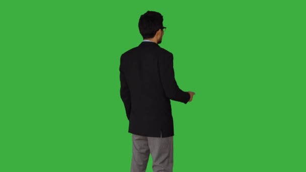 Ασιάτης Στέκεται Απομονωμένος Φόντο Πράσινης Οθόνης Υψηλής Ποιότητας Πλάνα — Αρχείο Βίντεο