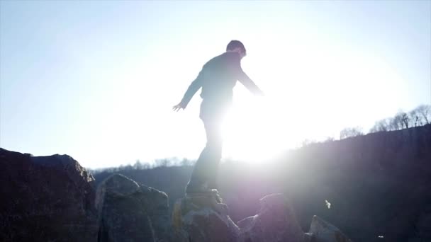 Taş Taşların Üzerinde Yürüyen Erkek Engelleri Başarıyı Aşıyor Yüksek Kalite — Stok video
