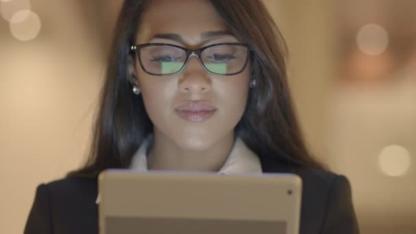Confident Woman Browsing Web Internet Mobile Tablet Device Vysoce Kvalitní — Stock video