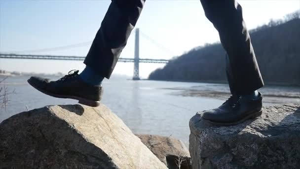 Hombre Caminando Sobre Rocas Piedra Superando Obstáculos Tener Éxito Imágenes — Vídeos de Stock