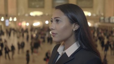 Şehirdeki Afrikalı Amerikalı İş kadınının Yaşam Tarzı Portresi. Yüksek kalite 4k görüntü