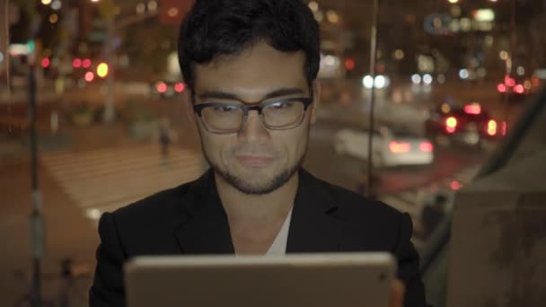 Moderne City Livsstil Portræt Mand Person Browsing Internettet Mobil Enhed – Stock-video