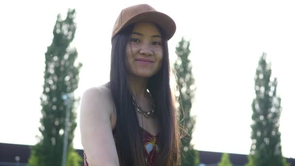 Felicidad Estilo Vida Retrato Joven Mujer Asiática Aire Libre Vestido — Vídeos de Stock
