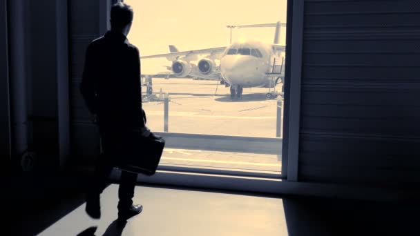 Affärspassagerare Väntar Innanför Flygplatsen Gate För Flyg Ombordstigning Högkvalitativ Film — Stockvideo
