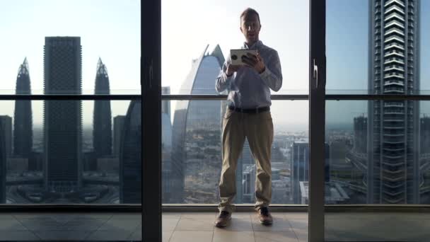 成功的商人站在Balcony俯瞰现代城市的天际线 高质量的4K镜头 — 图库视频影像