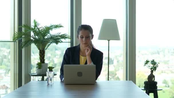 Женщина Бизнесмен Работающая Над Портативным Компьютером Городском Офисе Высококачественные Кадры — стоковое видео