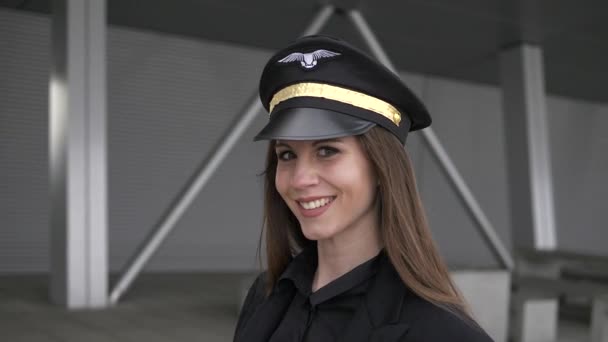 Mladá Úspěšná Kapitánka Aerolinek Připravuje Let Letiště Vysoce Kvalitní Záběry — Stock video