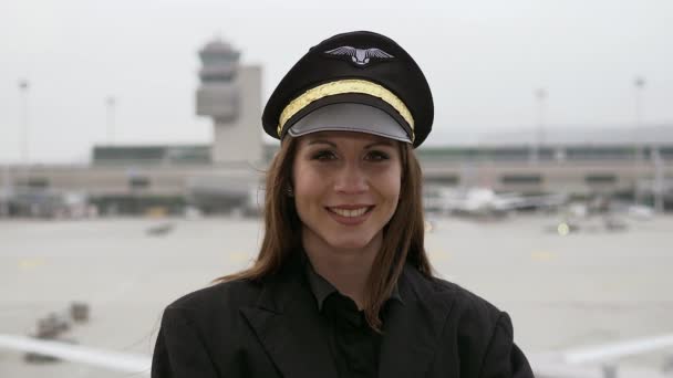 Fiatal Sikeres Női Légitársaság Pilóta Kapitány Felkészül Repülésre Repülőtéren Kiváló — Stock videók