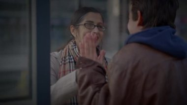 Bekar Anne ve Oğlu Demiryolu Platformu 'nda Sarıldı 