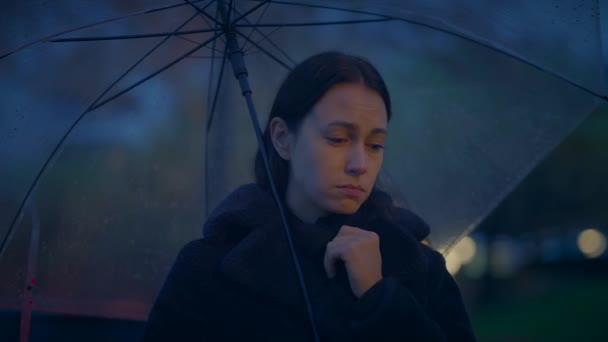 Sentimental Solitaria Joven Mujer Ansiosa Llorando Noche Lluviosa — Vídeo de stock