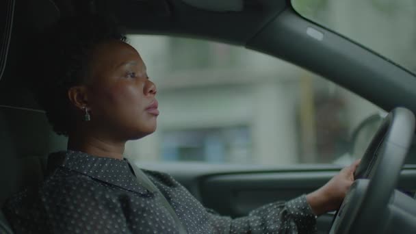 Perempuan Dengan Rambut Keriting Hitam Mengendarai Mobil Kota Pada Lampu — Stok Video