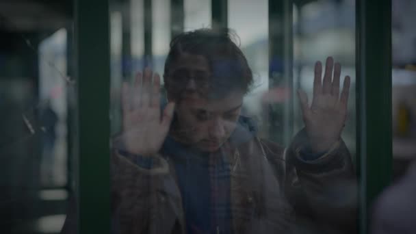 Реюньйон Самотніх Матерів Підлітків Син Залізничній Платформі — стокове відео