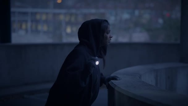 身穿黑衣 吓得面无血色的女性逃避现实 — 图库视频影像