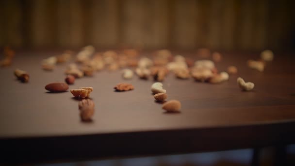 Gemischte Mandelnüsse Pekannüsse Cashewnüsse Haselnüsse Auf Holztisch — Stockvideo