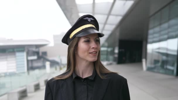 航空ビジネスキャリアの仕事でユニフォームで自信のある女性の肖像画 高品質の4K映像 — ストック動画