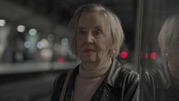 Nieszczęśliwa Stara Kobieta Niespokojna Samotna — Wideo stockowe