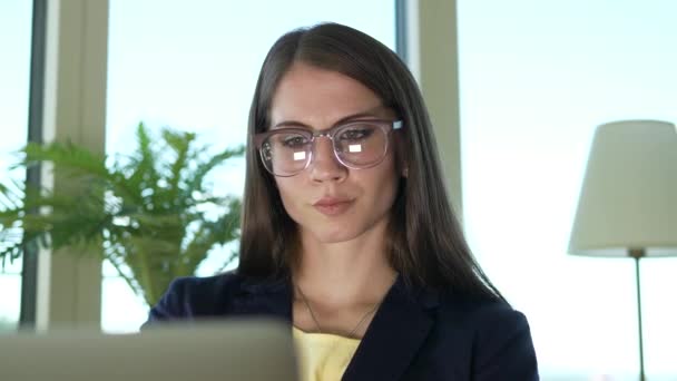 Feminino Business Person Trabalhando Laptop Computer Desk Escritório Cidade Imagens — Vídeo de Stock