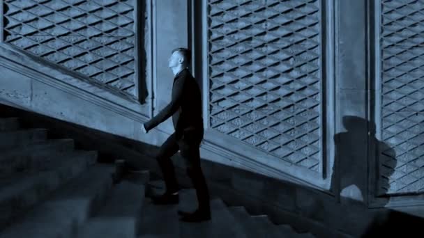 ナイトライトで外を歩く男性の不気味な神秘的なシーン 高品質の4K映像 — ストック動画