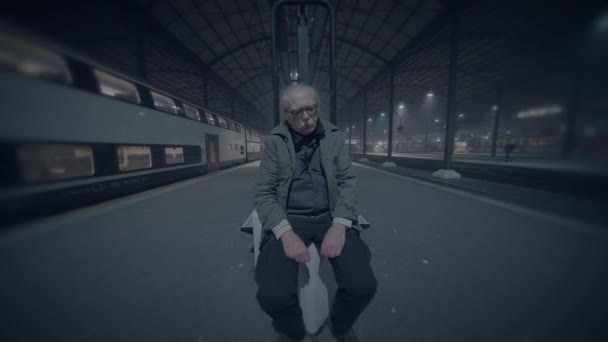 Bezdomny Mężczyzna Podróżnik Odkrył Rozbity Lustro Szkło Zewnątrz Nocy — Wideo stockowe