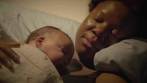 Schwarze Frau Mit Lockigem Haar Liegt Mit Säugling Kreißsaal — Stockvideo