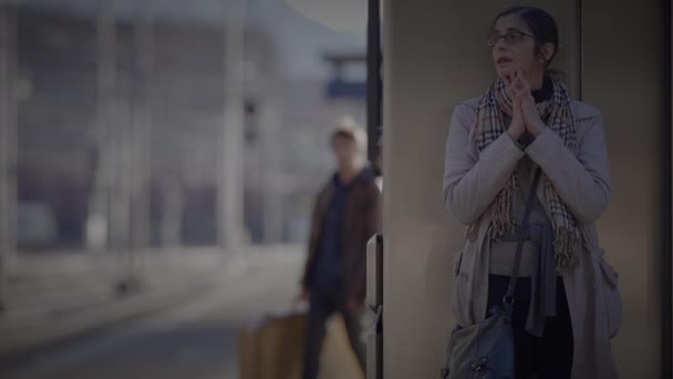 Dva Lidé Hledající Jeden Druhého Pohřešující Bytost Pozdního Odchodu — Stock video