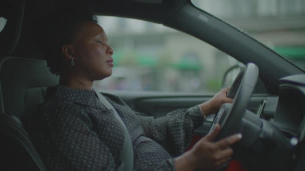 Молодая Африканская Женщина Рулем Автомобиля Городской Улице Commuting Высококачественные Кадры — стоковое видео