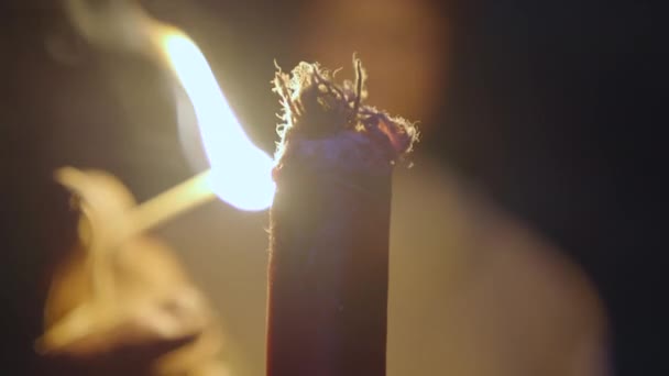 Person Som Håller Ett Brinnande Facklsljus Ute Natten Högkvalitativ Film — Stockvideo