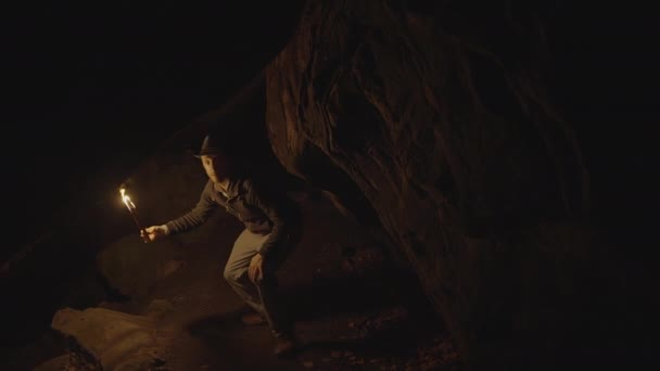 Muž Držící Hořící Světlo Pochodně Prozkoumávání Lesní Jeskyně Krajiny Temné — Stock video