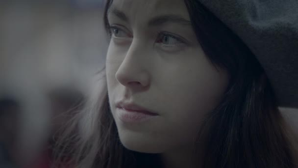 Genç Tarz Kadını Şehirdeki Geleceği Düşünüyor — Stok video