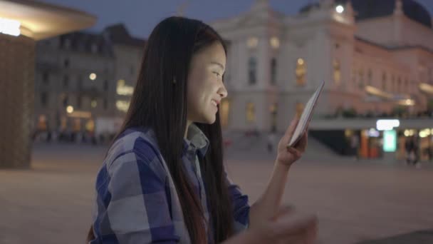 Glückliche Unbeschwerte Weibliche Person Die Auf Dem Bildschirm Ihres Smartphones — Stockvideo