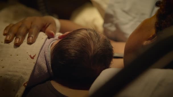 Щаслива Молода Жінка Насолоджується Материнством Дитиною Після Народження — стокове відео