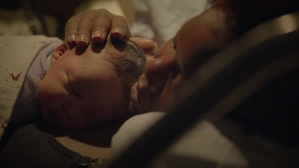 Młoda Afrykańska Matka Leży Szpitalnym Łóżku Trzymając Noworodka Urodzeniu — Wideo stockowe