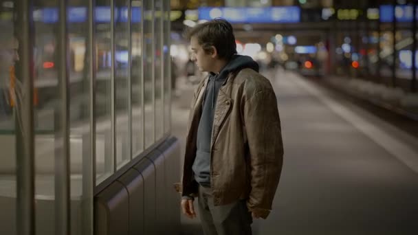 Bedachtzame Jongeman Verdwaald Het Treinstation Eenzaam Bezorgd Wachtend — Stockvideo