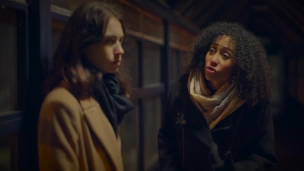 Mujer Joven Confrontando Amiga Desacuerdo Quarreling — Vídeo de stock