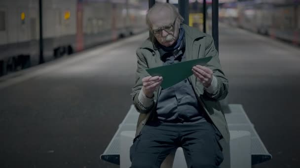 Idosos Tristes Masculino Sofrendo Pobreza Velhice Sendo Solitário Estação Ferroviária — Vídeo de Stock