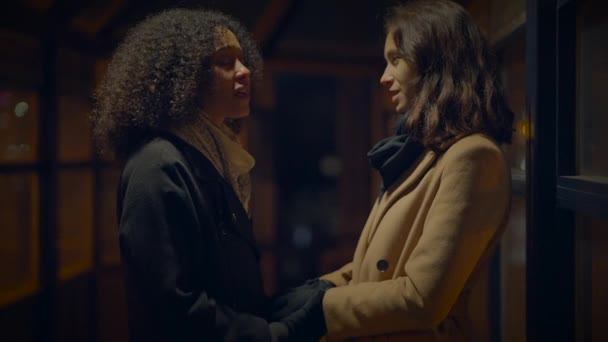 Жінки Друзі Вибачаються Прощаючись Вибачте Розмовляючи Разом — стокове відео