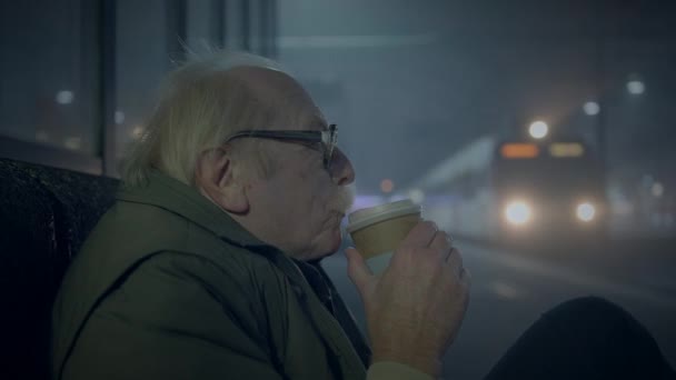 Depressed Miserable Old Male Street Person Waiting Help Freezing Night — Stock Video