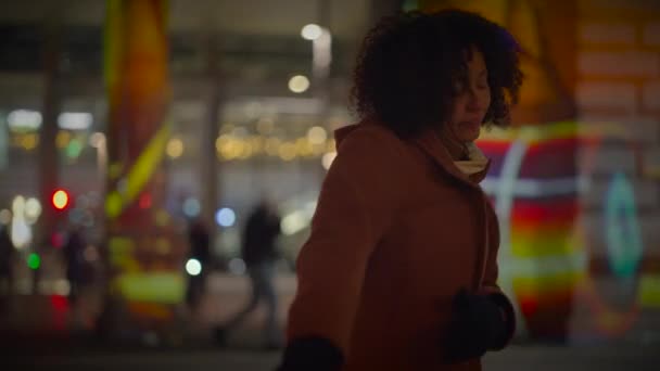 Şehrin Gece Işıklarında Kıvırcık Saçlı Mutlu Genç Kadın Dans Ediyor — Stok video