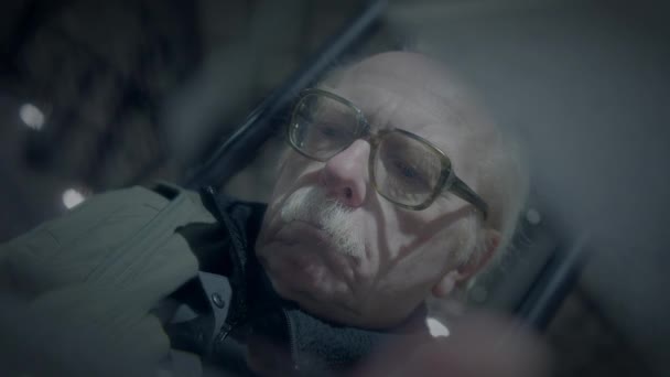 Triste Uomo Anziano Affetto Povertà Vecchiaia Che Sente Solo Alla — Video Stock