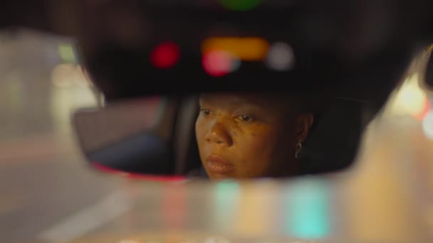 Jovem Mulher Africana Dirigindo Carro Urban City Street Commuting Imagens — Vídeo de Stock