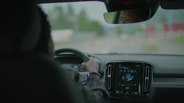 Νεαρή Αφρικάνα Οδηγεί Αυτοκίνητο Στην Οδό Urban City Υψηλής Ποιότητας — Αρχείο Βίντεο