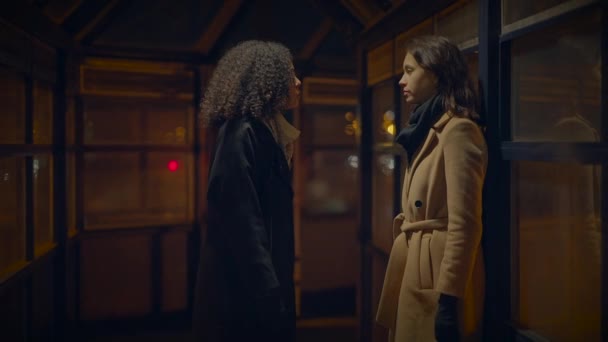 Női Barátok Bocsánatkérés Megbocsátó Érzés Bocsánat Beszélgetés Együtt — Stock videók