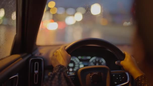 Молода Африканська Жінка Водить Машину Міській Вулиці Міста Високоякісні Кадри — стокове відео