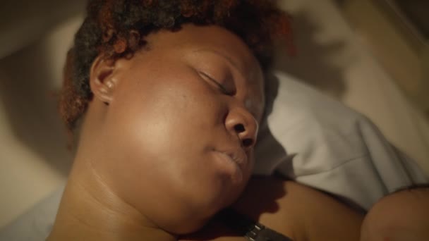 Giovane Madre Africana Sdraiata Nel Letto Ospedale Tenendo Neonato Dopo — Video Stock