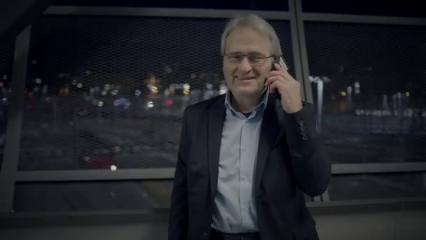 Ευτυχισμένος Ανώτερος Επιχειρηματίας Απαντώντας Τηλεφωνική Κλήση Μοιράζονται Καλά Νέα — Αρχείο Βίντεο