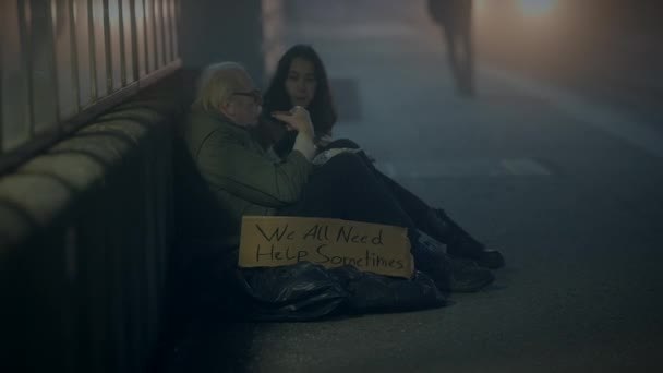 Deprimerad Och Olycklig Gammal Man Street Person Väntar Hjälp Frysnatten — Stockvideo