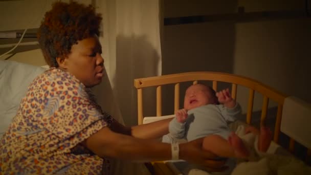 Ung Afrikansk Mor Ligger Sjukhus Säng Hålla Nyfödda Barn Efter — Stockvideo