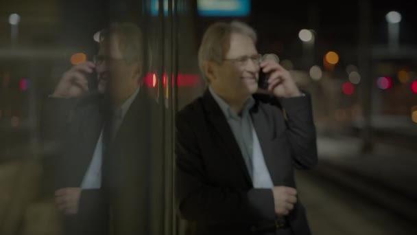 Opgewonden Volwassen Man Praten Vrolijk Mobiele Telefoon Buiten — Stockvideo