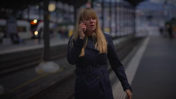 Mujer Rubia Hablando Enojada Teléfono Móvil Trainstation Arguing — Vídeo de stock