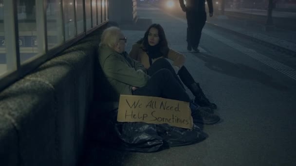 Bunalımlı Sefil Yaşlı Erkek Sokak Adamı Dondurucu Gece Yardım Bekliyor — Stok video